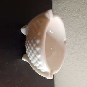 GORGEOUS VTG LE Smith Diamond Pointe Milk Glass 6" Footed Ashtray.